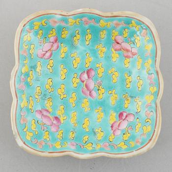 A set of four porcelain pieces, China, 19th/20th century.