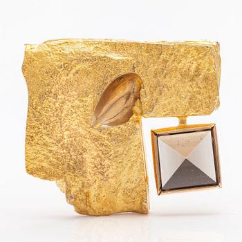 BJÖRN WECKSTRÖM, A 14K gold brooch "Chrystal and cut" with a smoky quartz. Lapponia 1970.