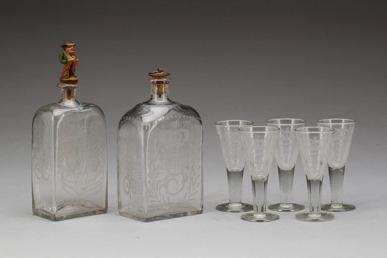 SNAPSGLAS, 5 st och KARAFFER, 2 st, glas. Omkring 1800 samt omkring 1900.