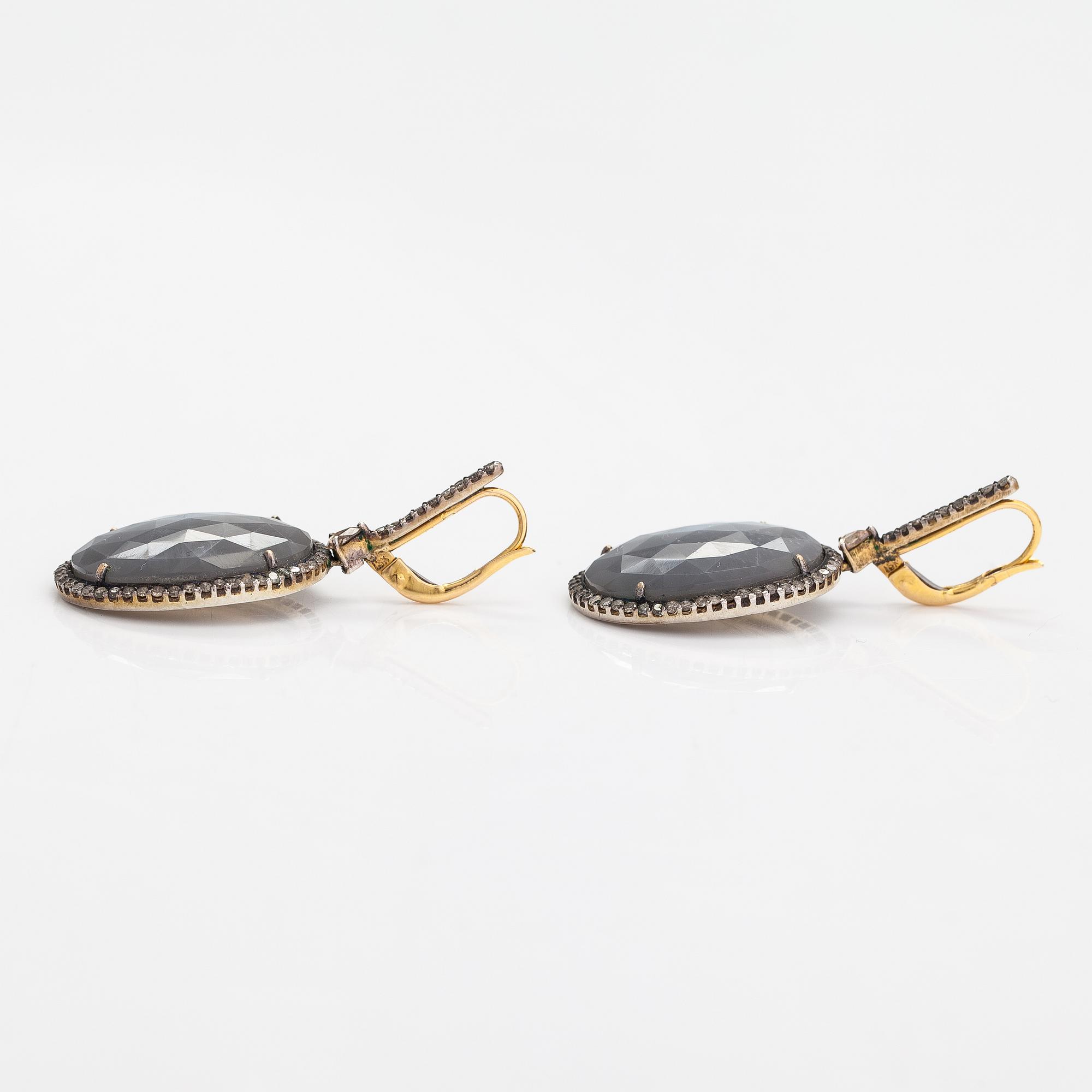 A pair of 18K gold and silver earrings with moonstones and diamonds ca. 1.68 ct in total.