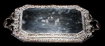 BRICKA, silver, orientalisk, 1900-talets första hälft. Tot. v. ca 2445 g.