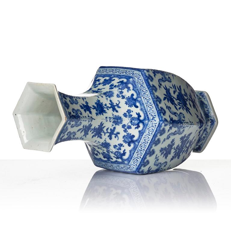 Vas, porslin. Qingdynasti, 1800-tal.