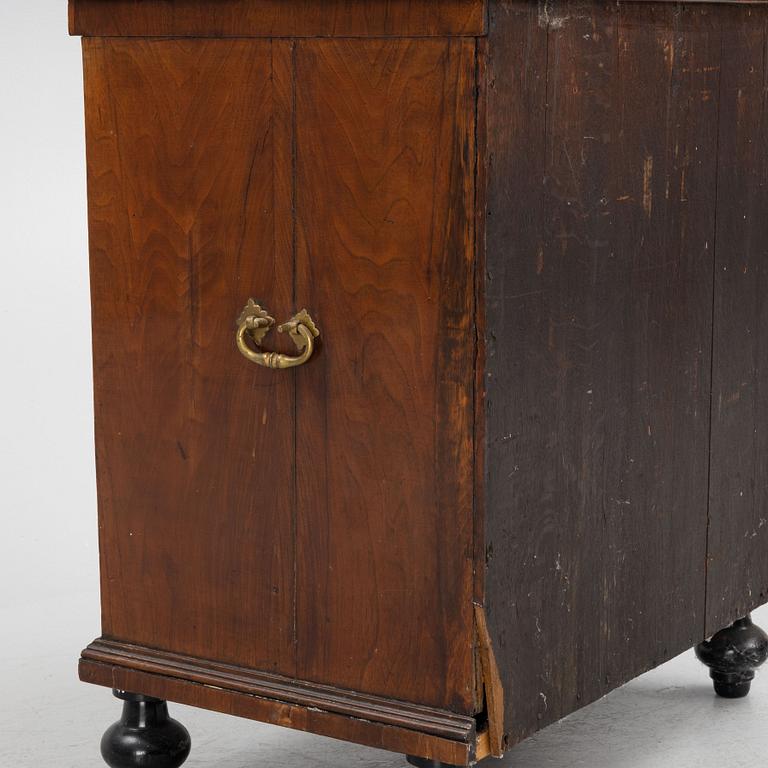 Chest of drawers, late Baroque, England, 18th century.