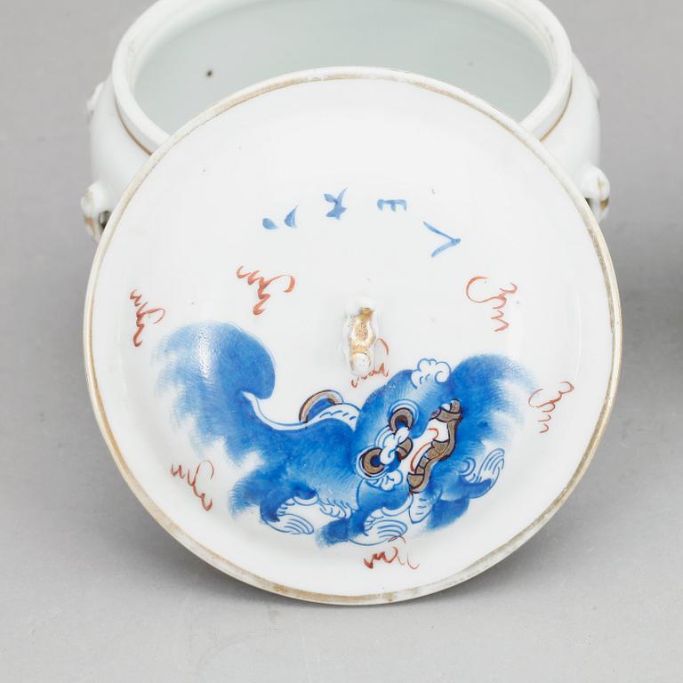 SKÅLAR MED LOCK, ett par porslin, Kina, tidigt 1900-tal.