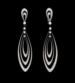 1132. A pair of Fred brilliant cut diamond earrings, tot. app. 2 cts.