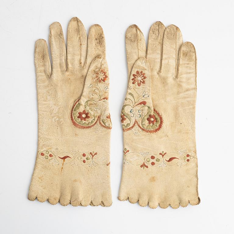 A pair of noble chamois leather gloves, circa 26x 11 cm dated 1820.