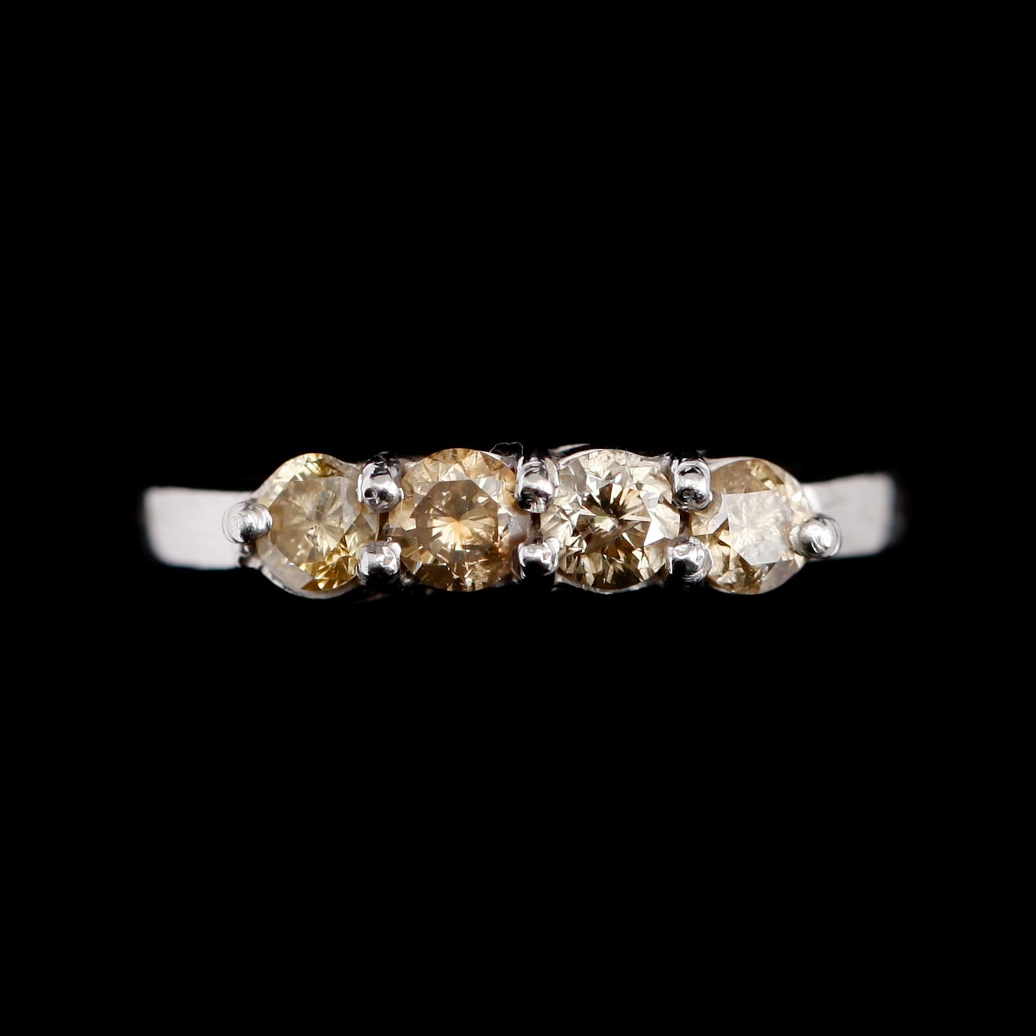 RING, 8 k vitguld, 4 briljantslipade diamanter tot ca 0.72 ct.