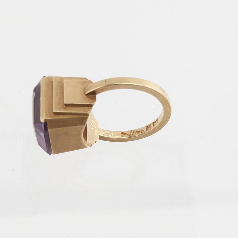 Wiwen Nilsson, ring in 18K gold with a step-cut amethyst, Lund 1970.