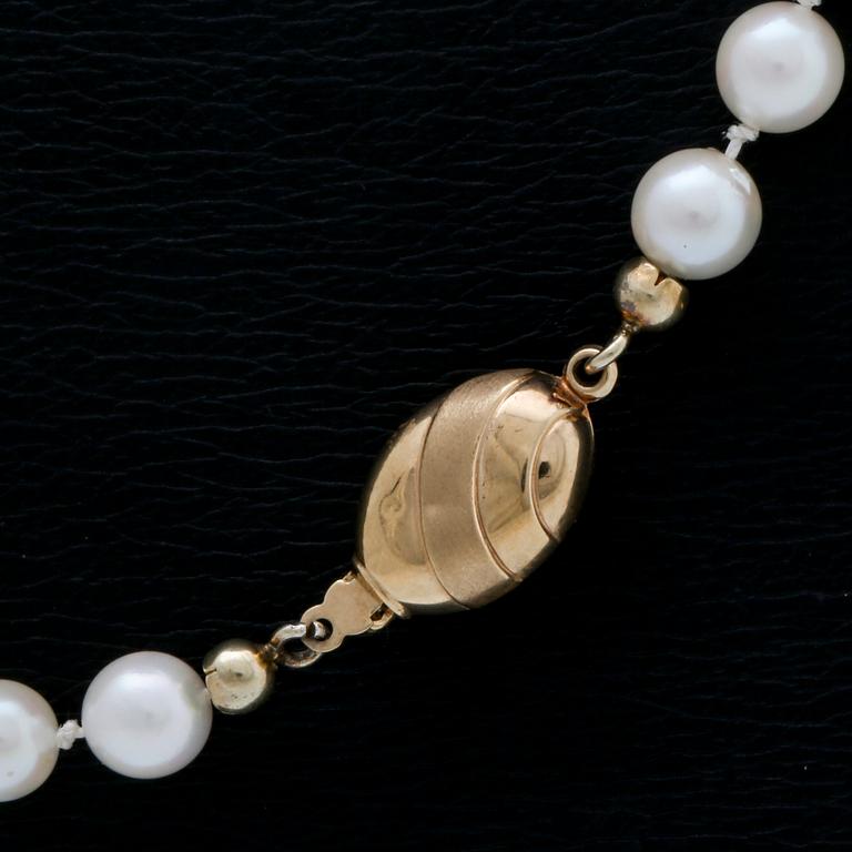 Pärlhalsband, odlade pärlor ca 6 mm, lås 18K guld, längd ca 50 cm.