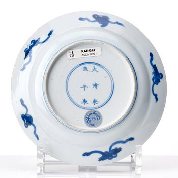 A blue and white dragon dish, Qing dynasty, Kangxi mark and period (1662-1722).