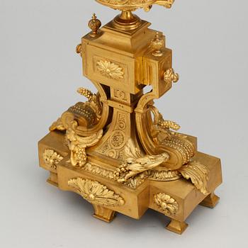 KANDELABRAR, ett par, förgylld brons, Louis XVI-stil, 1800-talets andra hälft.