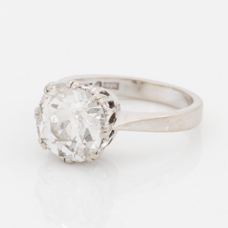 Ring 18K vitguld med en cushionformad gammalslipad diamant.