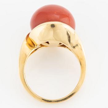 Ring in 18K gold with coral.