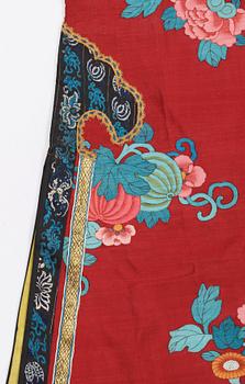 ROBE, kesi-woven silk. China 19th century. Height 142 cm.