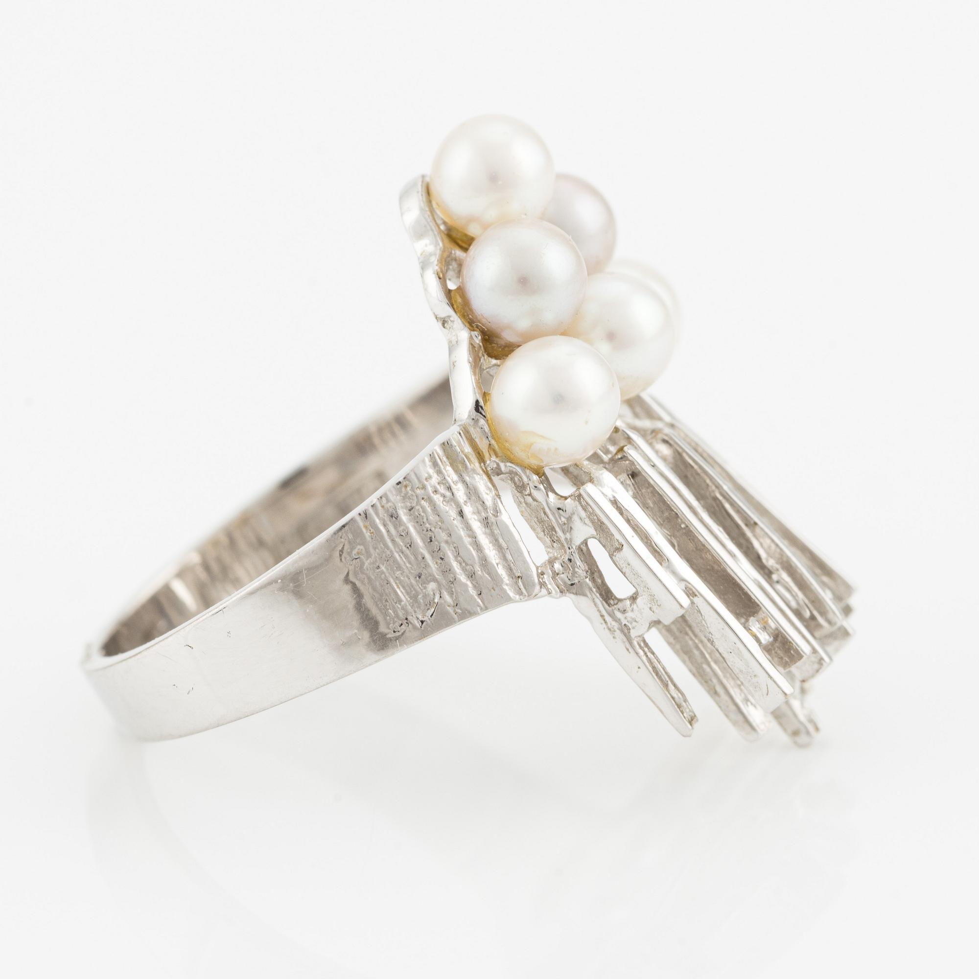 Ring 18K vitguld med odlade pärlor.