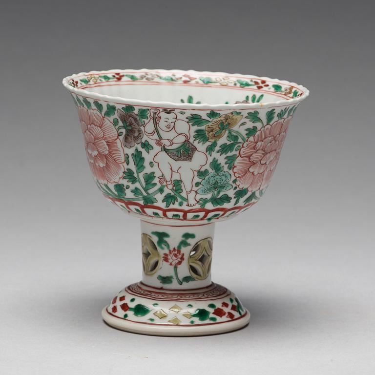 A famille verte stemcup, Qing dynasty, Kangxi (1662-1722).