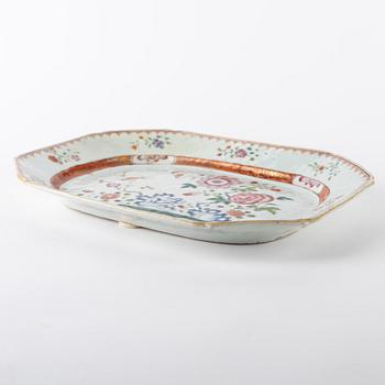 A chinese famille rose dish, Qingdynasti, Qianlong (1736-1795).