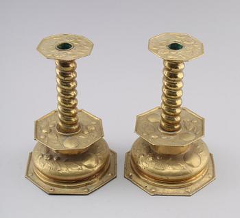 LJUSSTAKAR, 1 par, mässing, barock, 1700-tal.