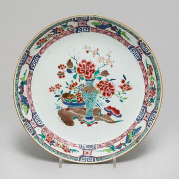 A famille rose export porcelain dish, Qing dynasty, 18th century.