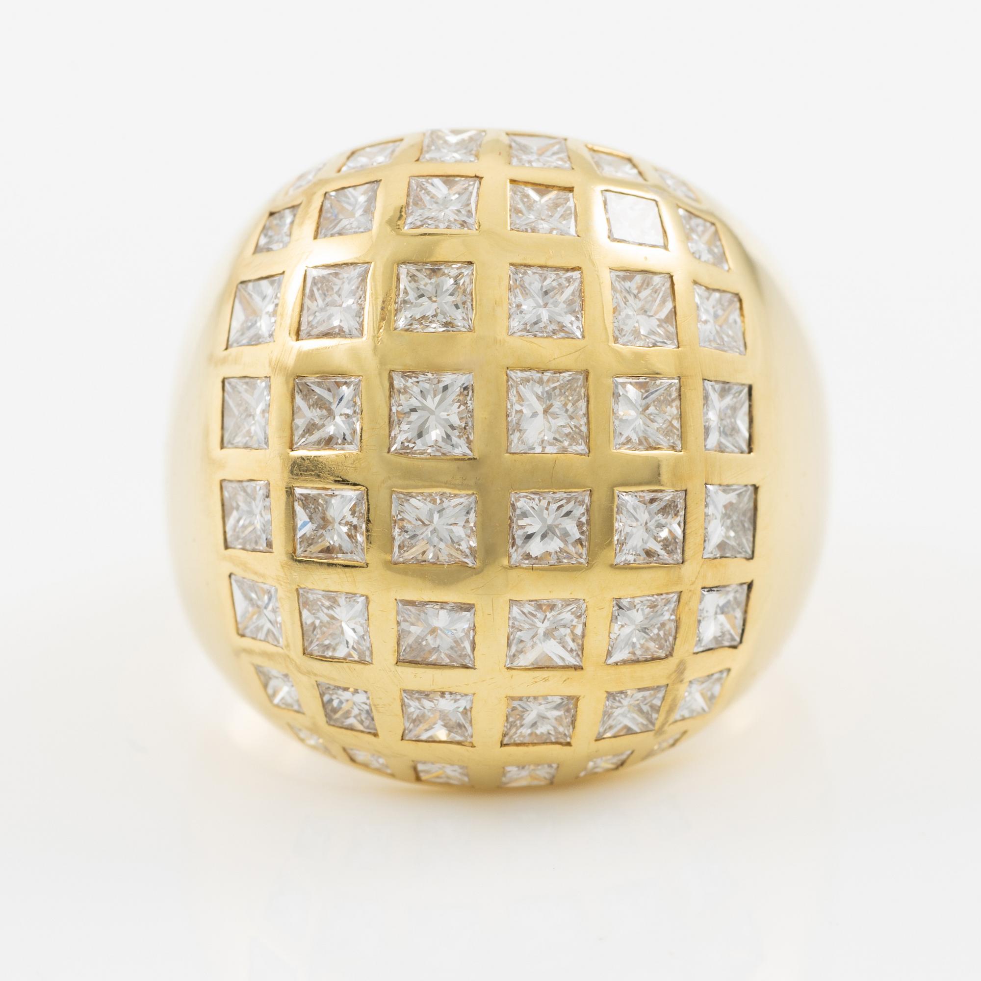 Ring 18K gold bombe model with princess-cut diamonds.