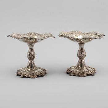 STRÖSKÅLAR, ett par, silver, Christoffer Creutz, Stockholm, 1861. Vikt 488 g.