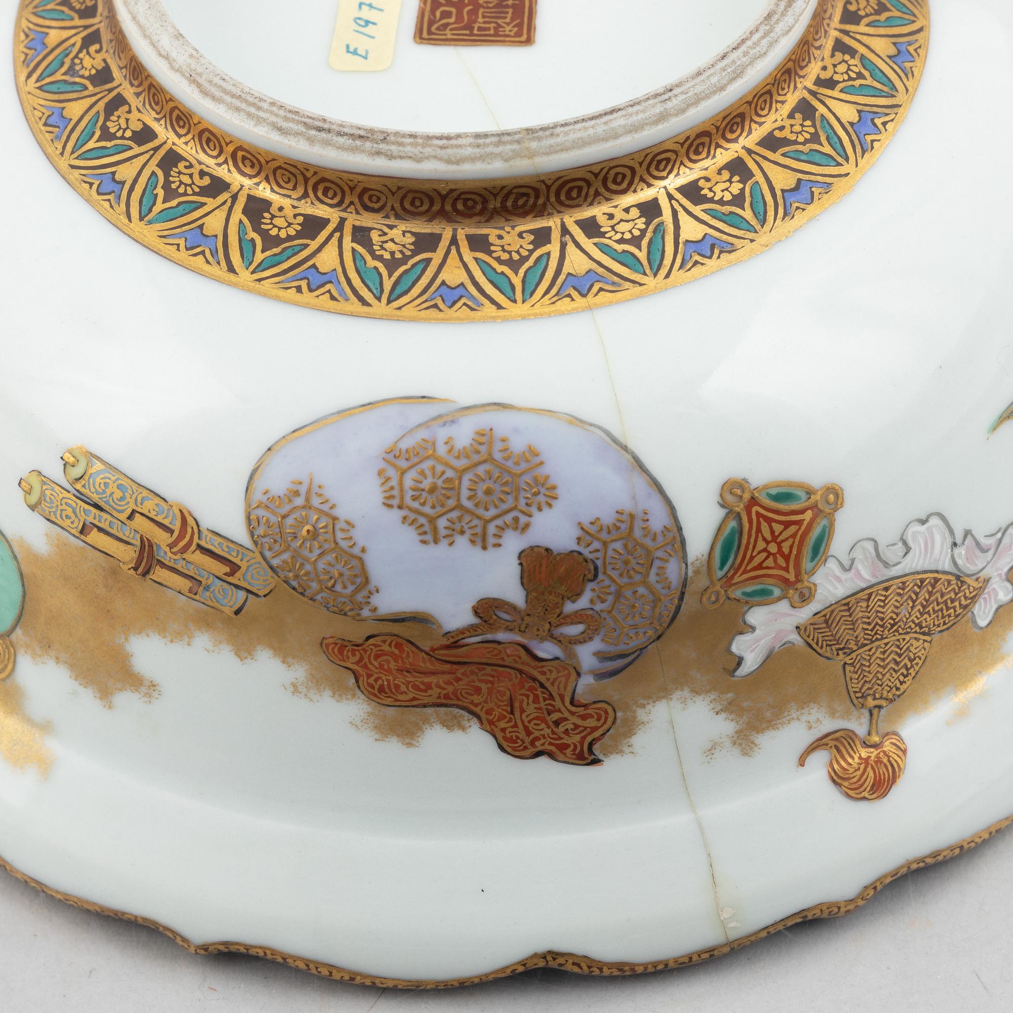 A Japanese porcelain tureen with cover and a lacquer box with cover, early 20th century.