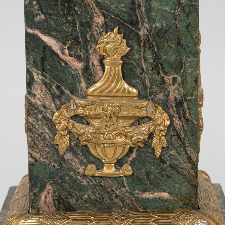 Pylväs, marmoria, 1900-luvun toinen puolisko.