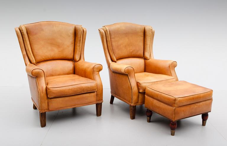 ÖRONLAPPSFÅTÖLJER OCH FOTPALL, 3 delar, 1900-talets andra hälft.