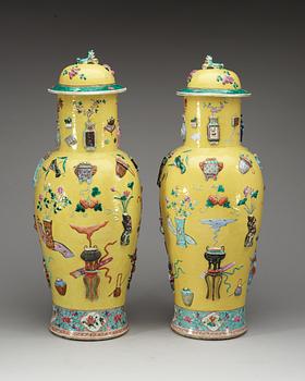 A pair of yellow-ground jars with covers, Qing dynasty.