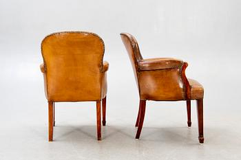 Fritz Henningsen, a pair of mahogany and leather armchairs Denmark mid 1900s.