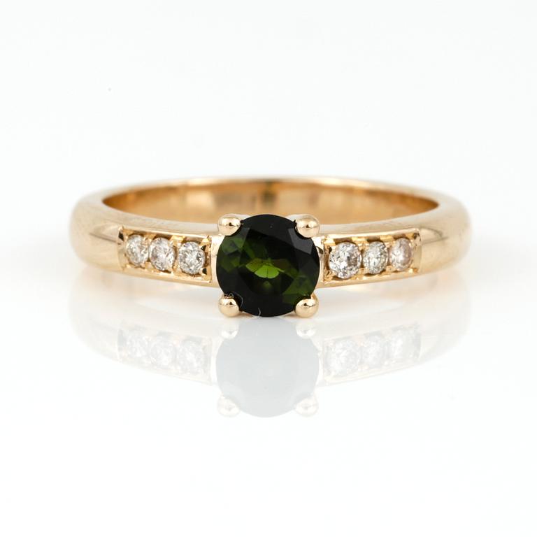 RING, 14K guld med rund fasetterad turmalin ca 0,45 ct och briljantslipade diamanter tot ca 0,10 ct. Vikt ca 3,60 g.