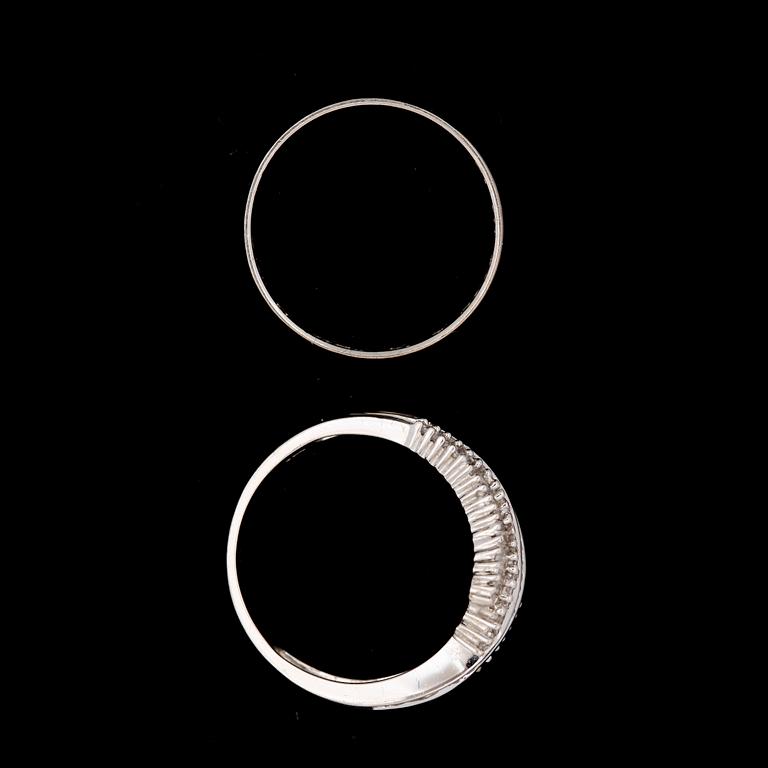 RINGAR, 2 st, 18k vitguld, en med baguettslipade diamanter tot ca0,97ct. Tot vikt 5,4g.