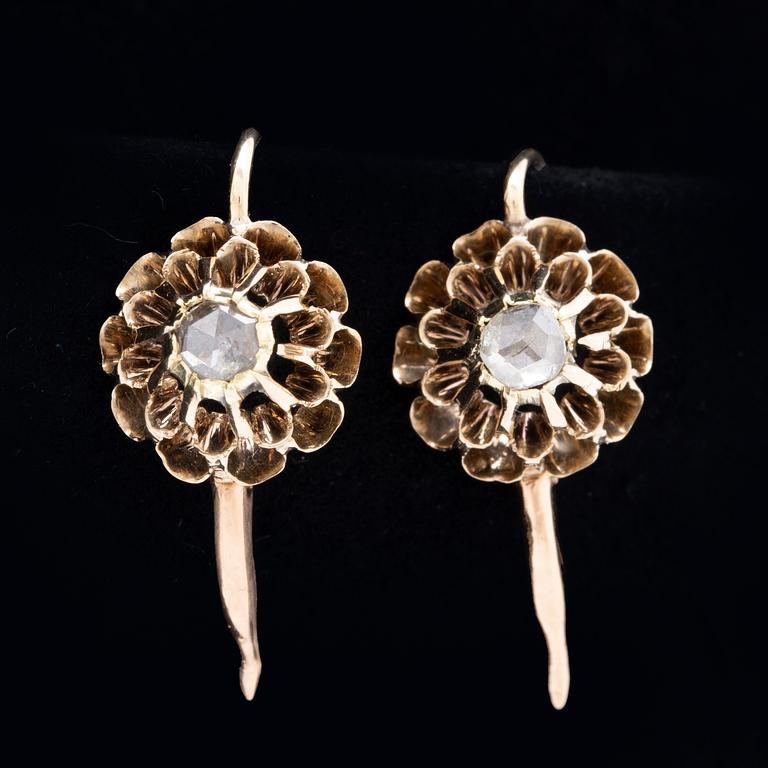 Earrings 14K gold 2 rose-cut Diamonds approx 0,15 ct in total, height approx 15 mm, hook fitting.