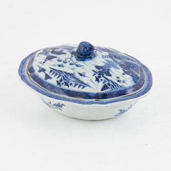 A Chinese Blue and White Tureen with Lid, Qing Dynasty, Jiaqing (1796-1820).