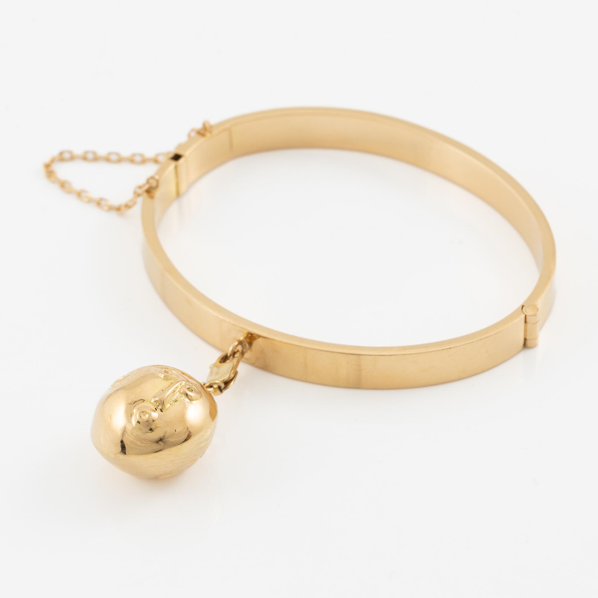 Bracelet, Sebastian Schildt, with a charm in the form of faces, probably Olle Ohlsson, 18K gold.