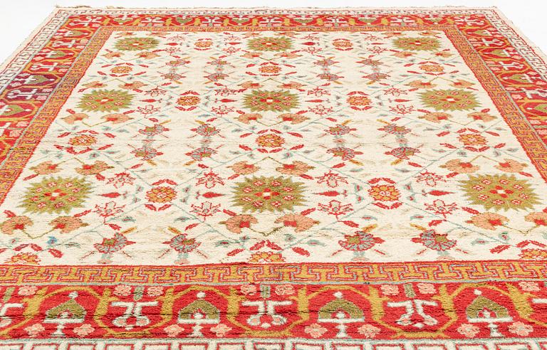 An antique Indian carpet, ca 434 x 335 cm.