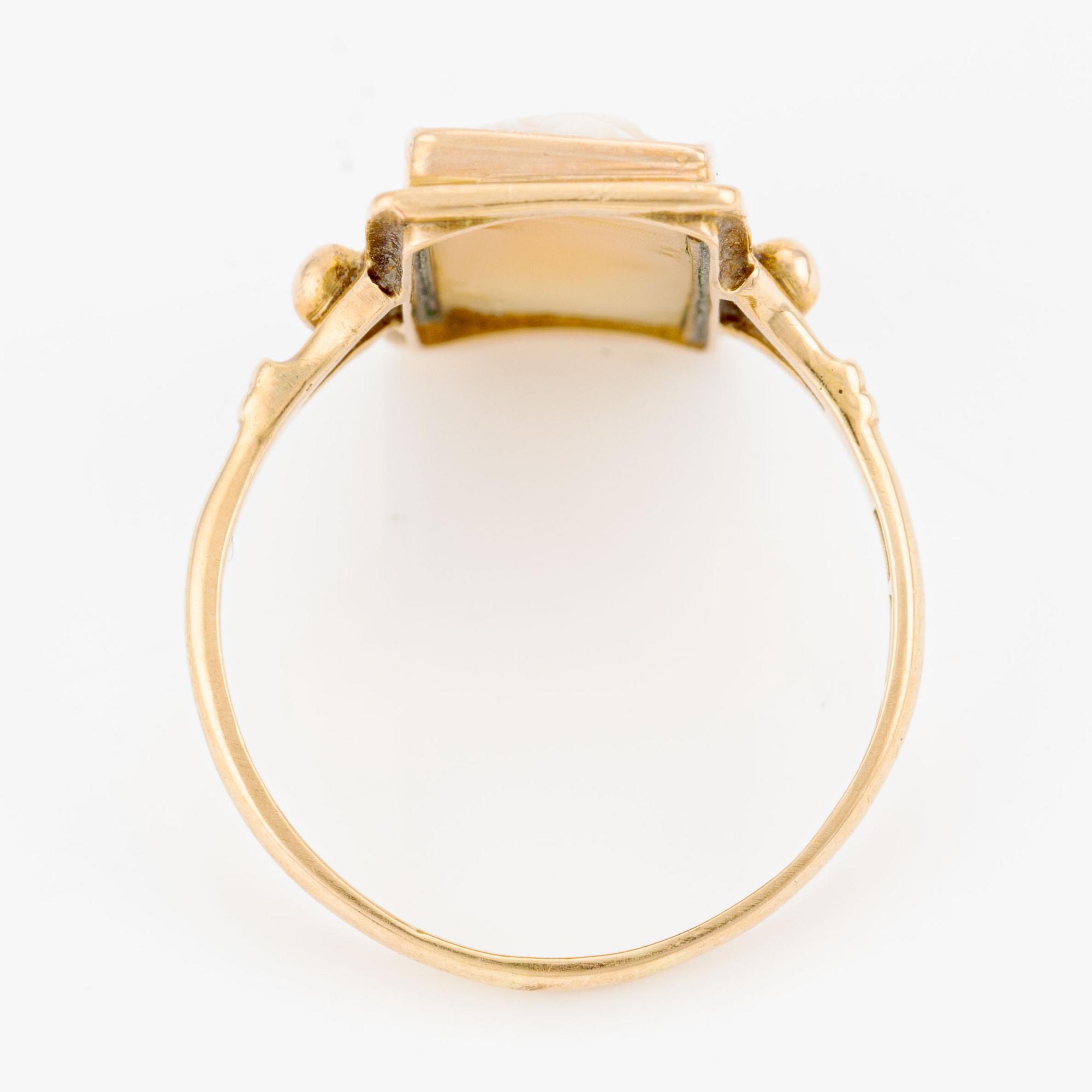 Ring 18K guld med snäckskalscamé.