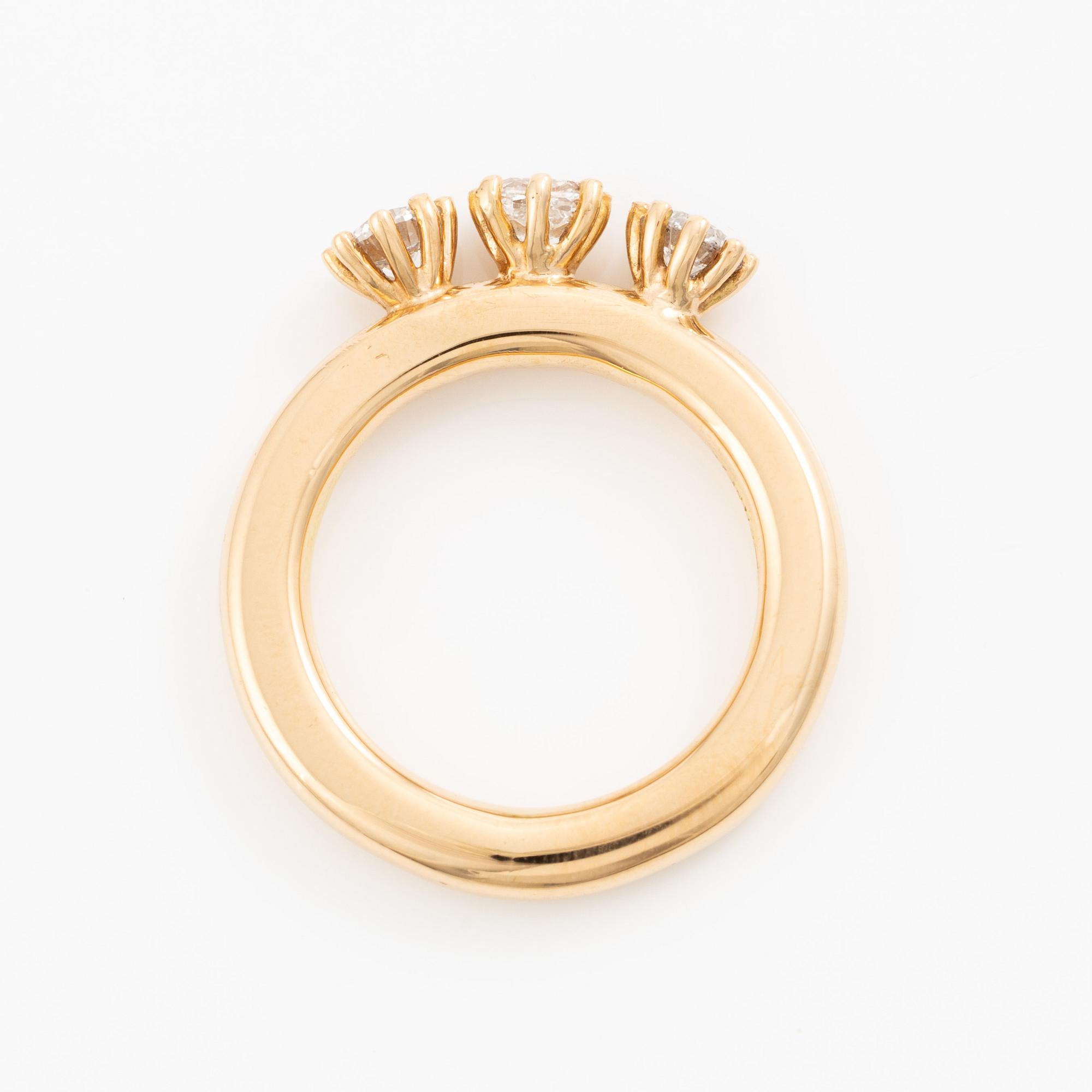 Ring in 18K gold with three diamonds 0.60 ct, 0.41 ct, and 0.40 ct. Accompanied by a report for each diamond.