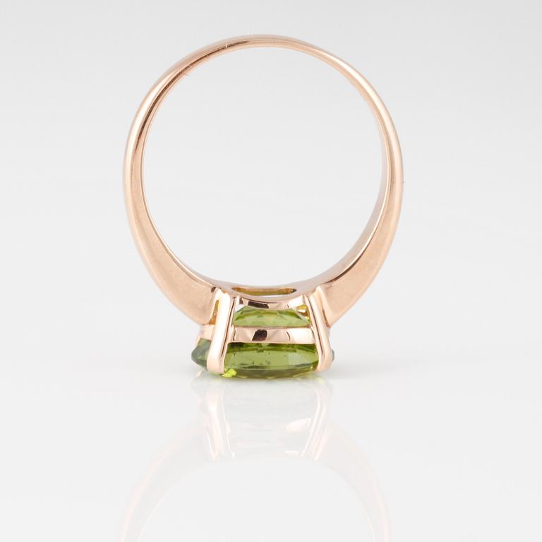 RING, 18K roséguld med fasettslipad peridot ca 2.80 ct, Italienska stämplar. Vikt 3,8 gram.