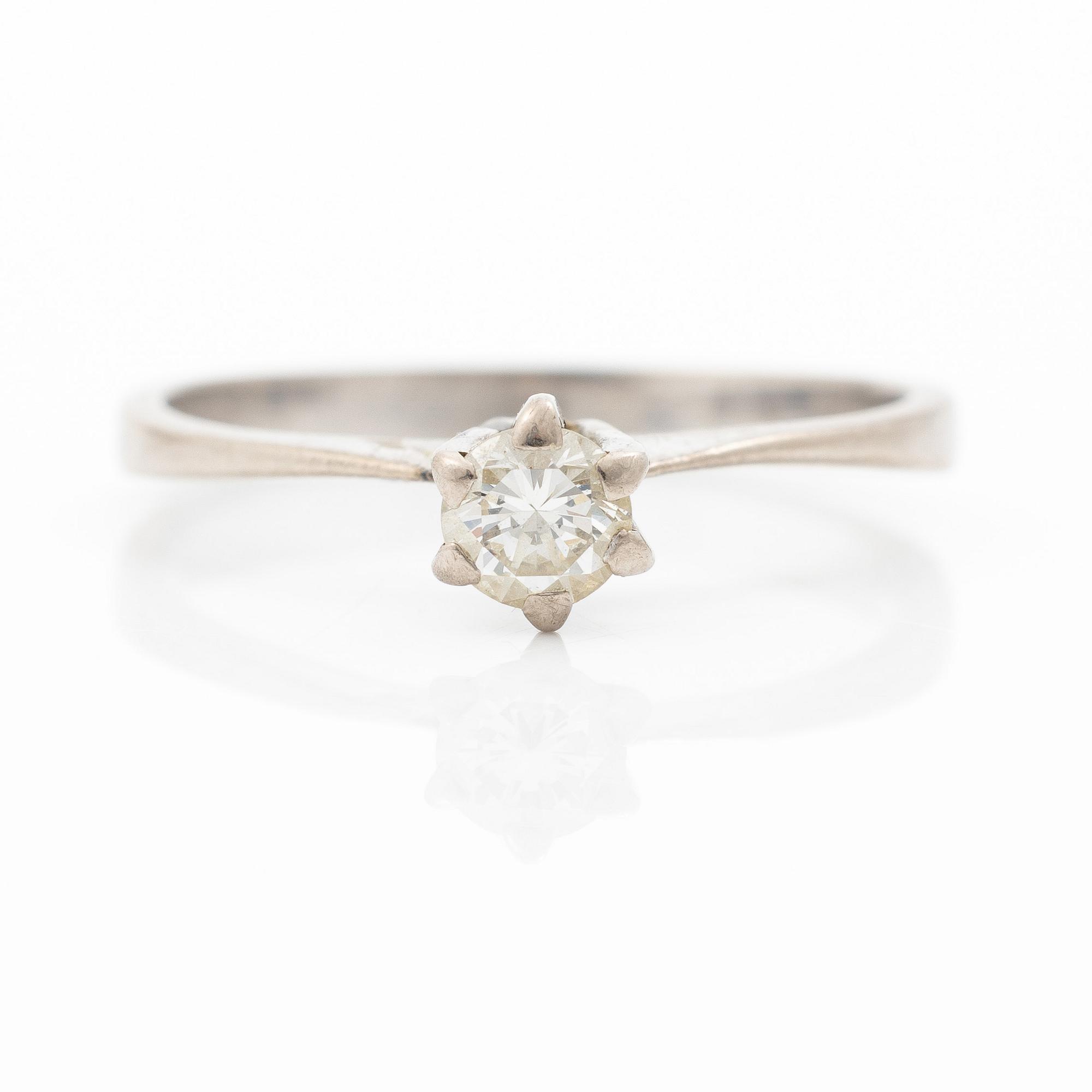 Ring, 18K white gold, with a small brilliant-cut diamond.