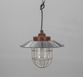TAKLAMPOR, ett par, industrimodell. 1900-talets andra hälft. Höjd c:a 36 cm.