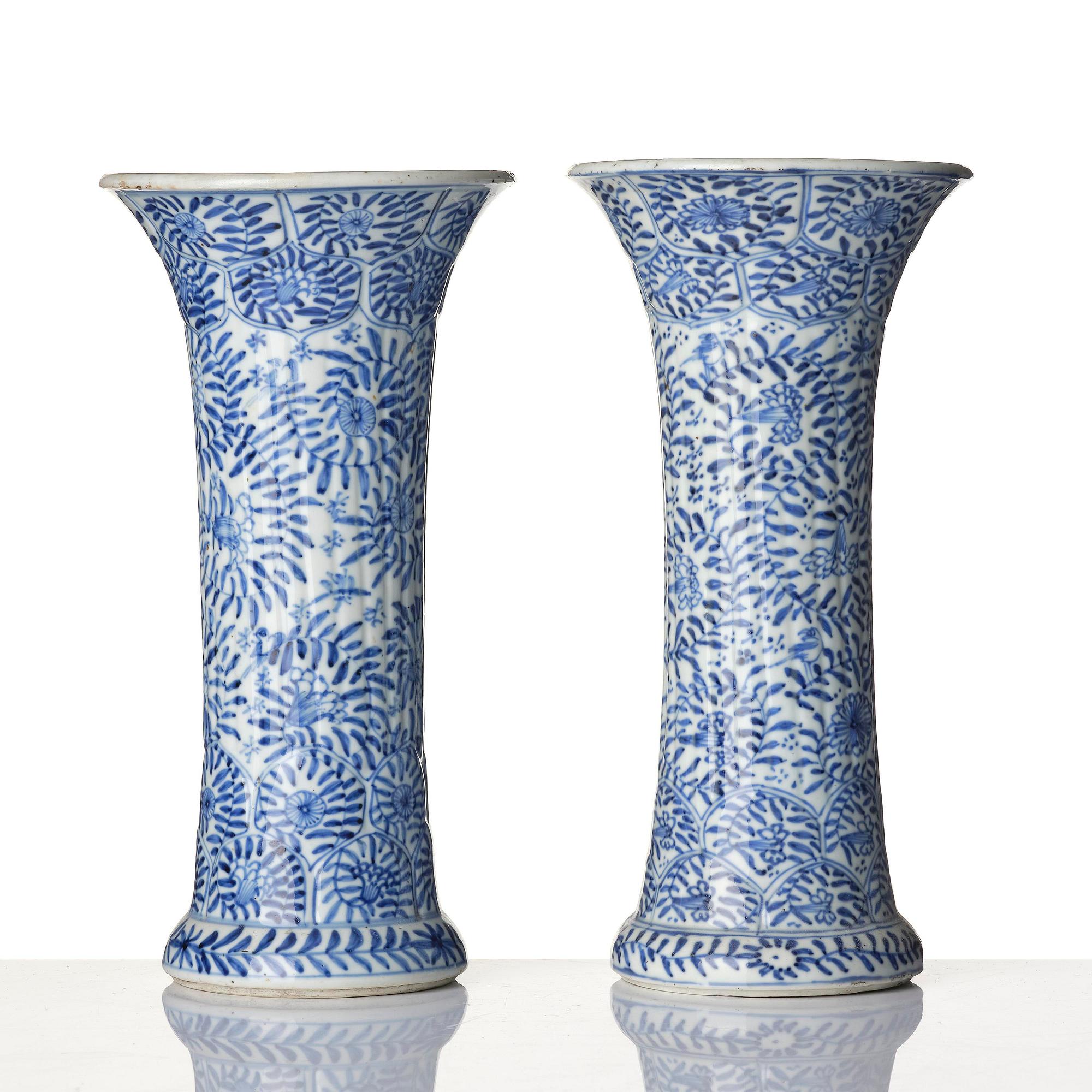 A pair of blue and white 'floral' vases, Qing dynasty, Kangxi (1662-1722).