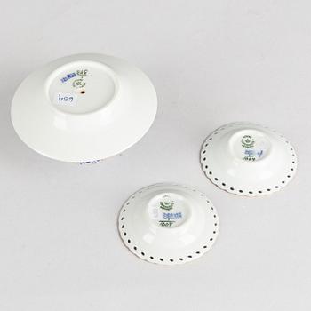 A 'Blue Fluted' porcelain egg stand and a pair of small dishes, Royal Copenhagen, model 543 and 1004, 20th century.