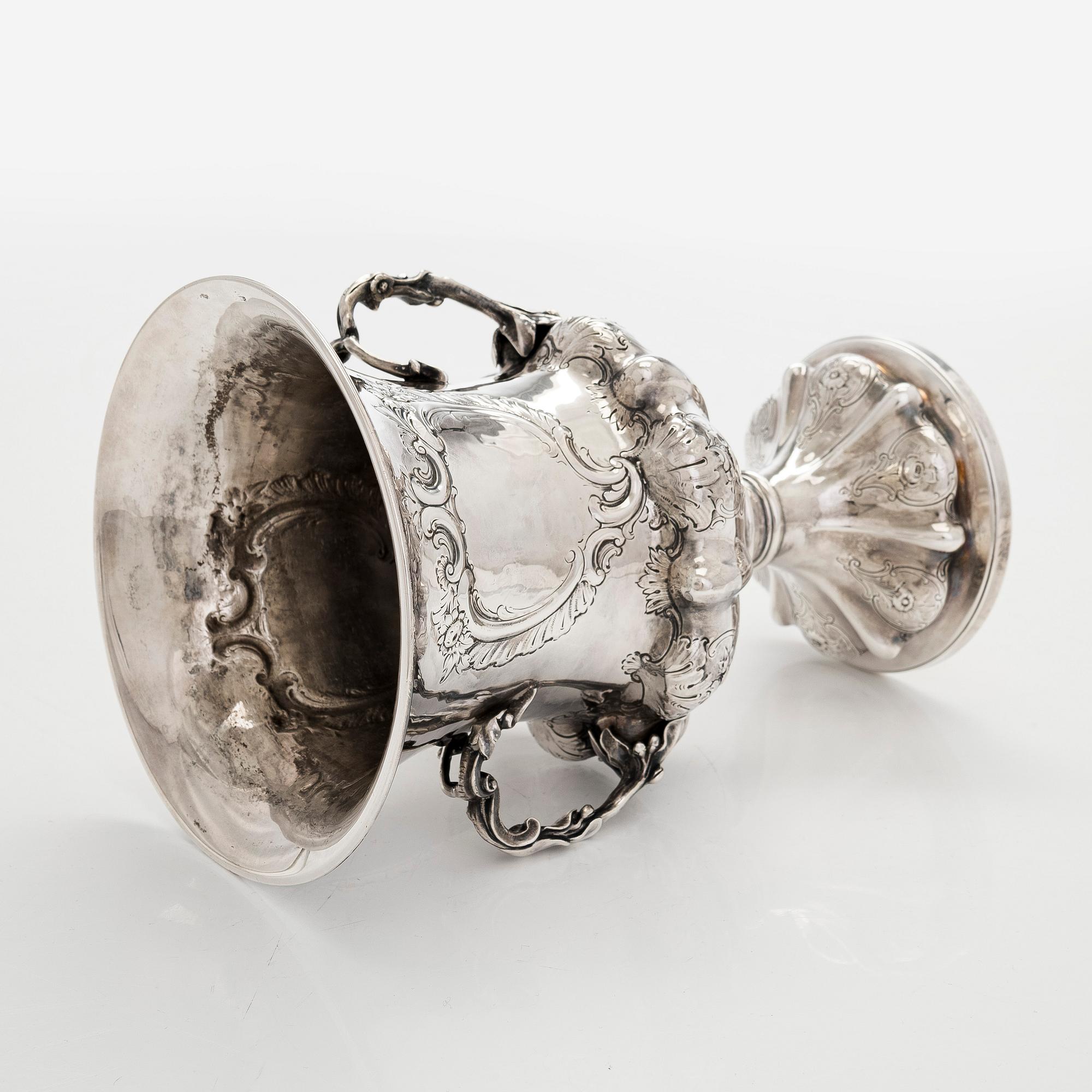 A Victorian sterling silver cup, maker's mark of Benjamin Smith III, London 1838.