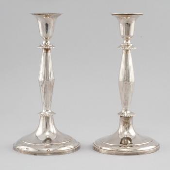 LJUSSTAKAR, ett par snarlika, silver, delvis Budapest, 1826 samt 1900-tal. Vikt ca 333 g.