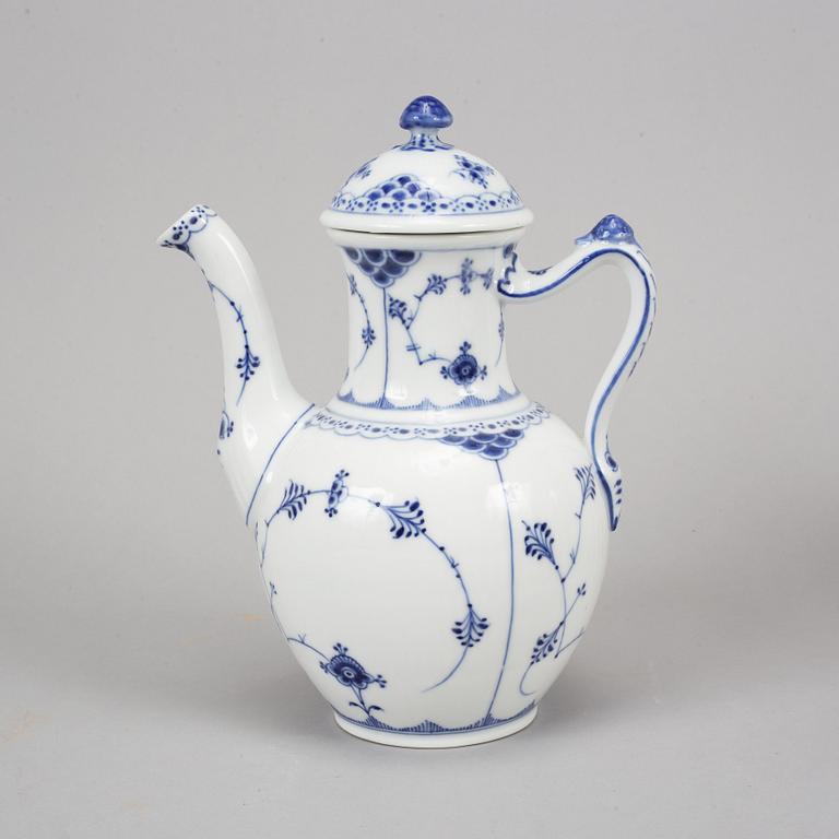 Royal Copenhagen, servis, porslin, "Musselmalet", 37 delar, Danmark.