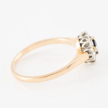 Ring, 18K guld med liten safir och briljantslipade diamanter.