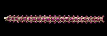 RANNEKORU, 132 8/8 hiottuja timantteja n. 2.64 ct. 66 viistehiottua rubiinia yhteensä n. 15.80 ct. Paino 35,3 g.