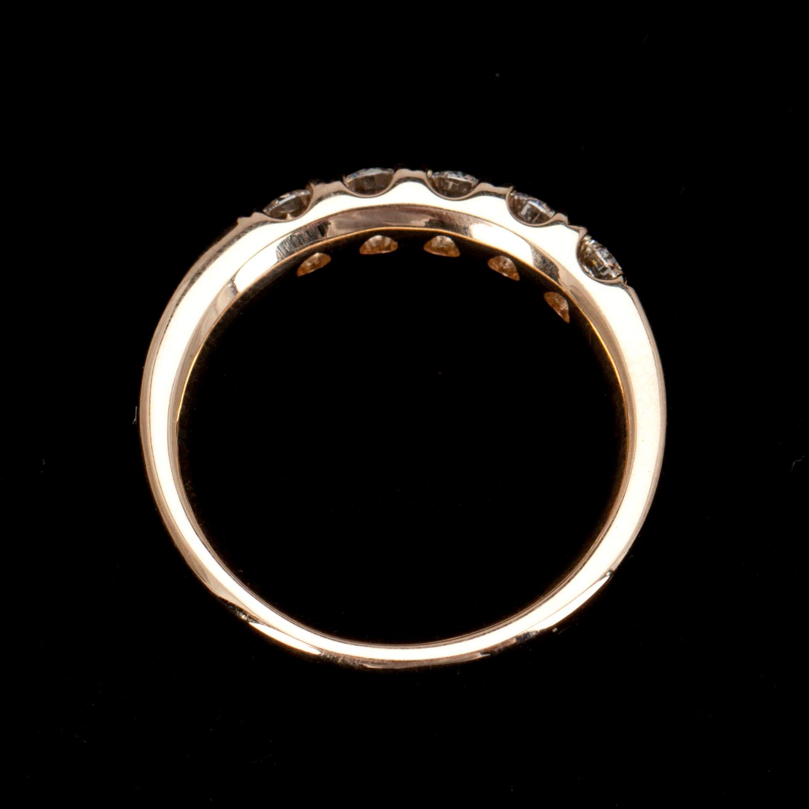 ALLIANSRING, guld 14K, 5 briljantslipade diamanter tot. 0,64 ct. Vikt 6,0 g. Intyg 207.