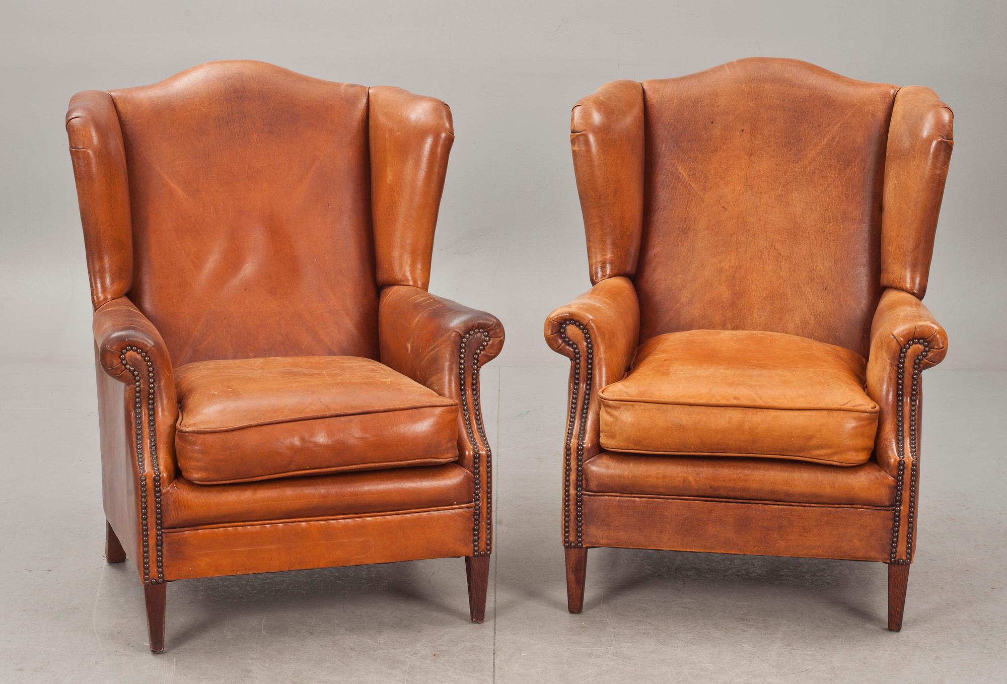 ÖRONLAPPSFÅTÖLJER, ett par, engelsk stil, 1900-talets slut.